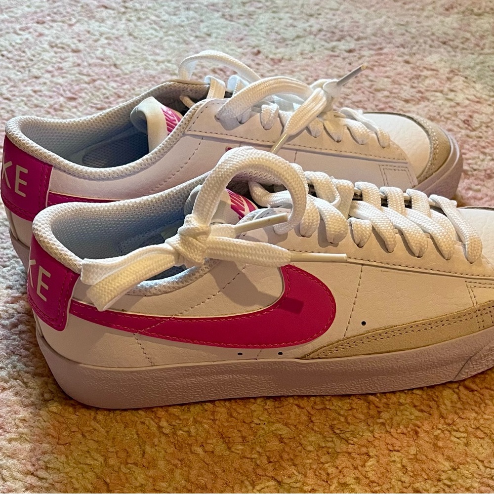 Nike Children’s White Sneaker with Pink Swoosh